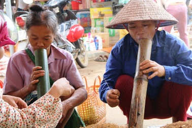 Nơi phụ nữ gặp nhau là… hút thuốc lào