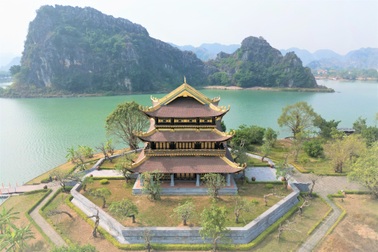 Chiêm ngắm ngôi chùa dát vàng óng ánh nổi giữa lòng hồ ở thành phố di sản