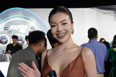 Người đẹp Thùy Vi khoe thân hình nóng bỏng trong trang phục cắt xẻ táo bạo