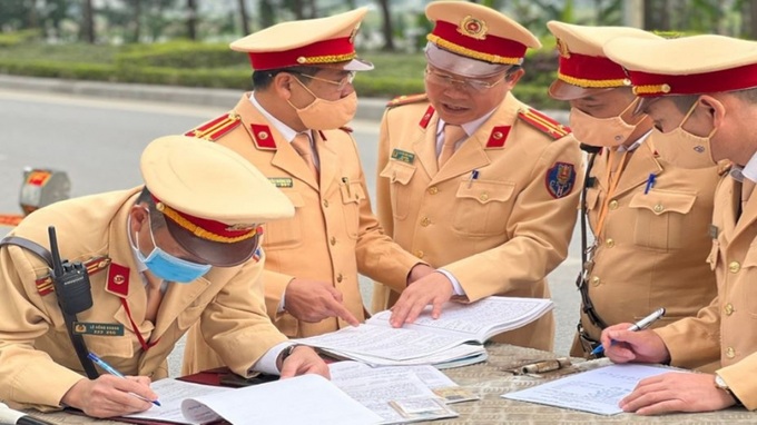 Lực lượng CSGT Thanh Hoá lập biên bản các hành vi vi phạm TT ATGT