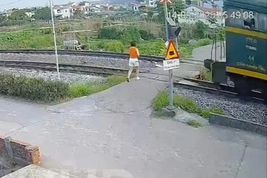 Người phụ nữ bị tàu hỏa tông khi băng qua đường sắt ở Quảng Ninh