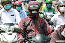 Nắng nóng gay gắt ở TPHCM kéo dài đến cuối tuần