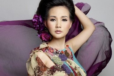 Hoa hậu Quý bà Sương Đặng khoe vẻ đẹp kiêu kỳ, quý phái