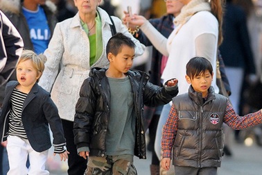 Gia đình Brad Pitt vui chơi tại Ý