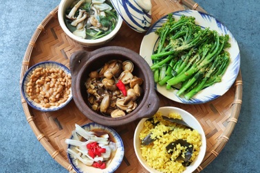 Loạt mâm cơm chay đủ màu sắc, đẹp mắt của cô gái Việt khéo tay