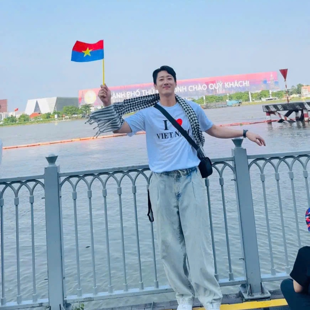 Khách Hàn Quốc nói điều gây bất ngờ sau khi dậy 4h sáng để xem duyệt binh - 1 Khách Hàn Quốc nói điều gây bất ngờ sau khi dậy 4h sáng để xem duyệt binh - 1