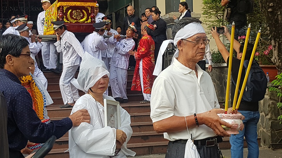 Tiễn biệt nhạc sĩ Nguyễn Văn Tý về nơi an nghỉ cuối cùng - 9 Tiễn biệt nhạc sĩ Nguyễn Văn Tý về nơi an nghỉ cuối cùng - 9