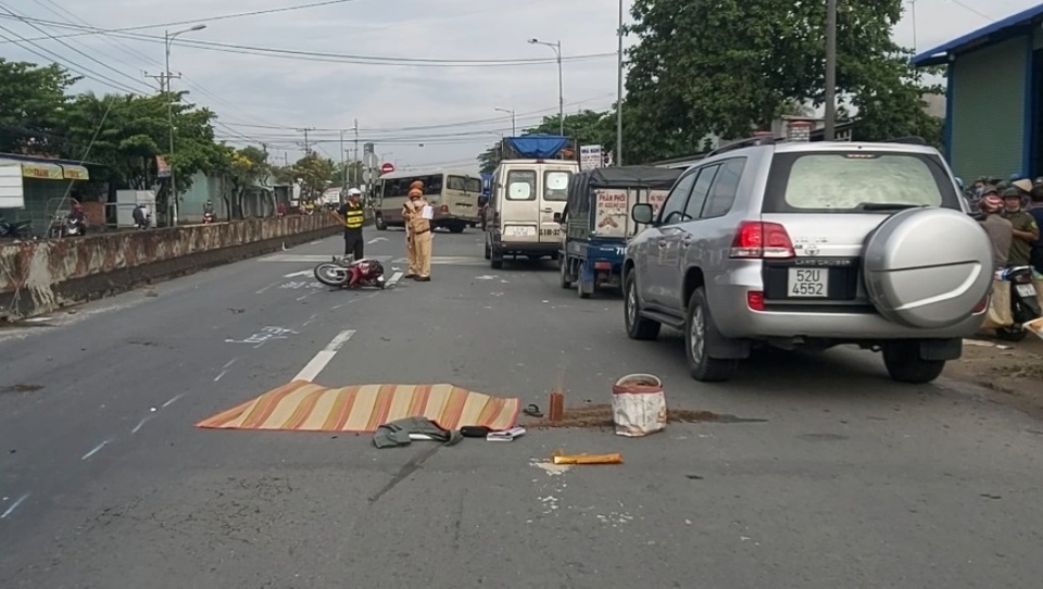 Nữ sinh lớp 8 tử nạn khi được cha chở tới trường - 1