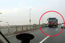 Kinh hoàng xe tải chạy ngược chiều trên cầu Nhật Tân