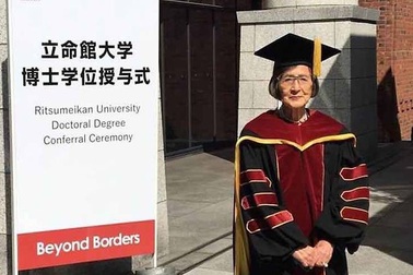 Cụ bà Nhật Bản nhận bằng tiến sĩ ở tuổi 88