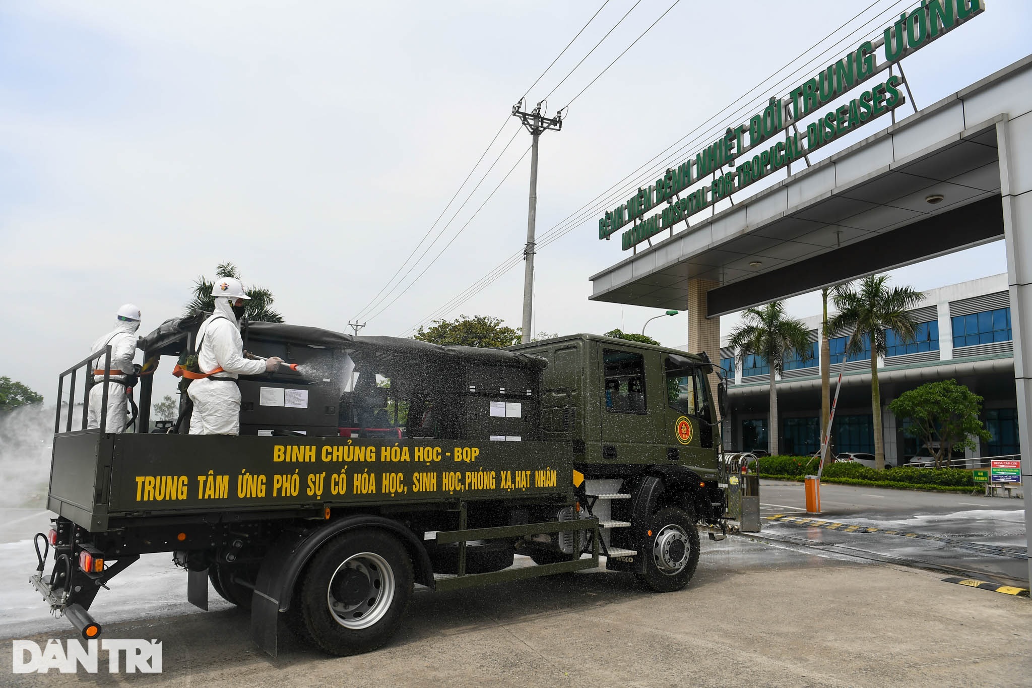 Binh chủng Hóa học tiêu tẩy khử trùng toàn bộ Bệnh viện Bệnh Nhiệt đới TW 2 - 2 Binh chủng Hóa học tiêu tẩy khử trùng toàn bộ Bệnh viện Bệnh Nhiệt đới TW 2 - 2