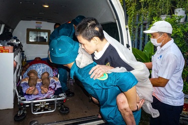 Dùng xe cấp cứu chở dân đi "chạy lụt" ở Đà Nẵng