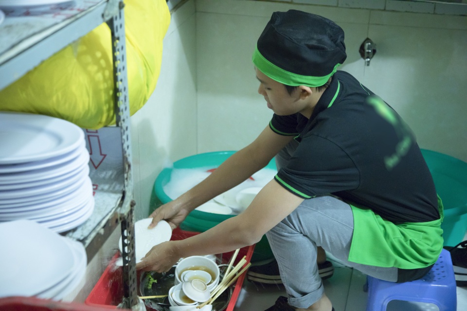 Phi Nhung huỷ 3 show lớn, cùng con nuôi Hồ Văn Cường đi phát khẩu trang - 3 Phi Nhung huỷ 3 show lớn, cùng con nuôi Hồ Văn Cường đi phát khẩu trang - 3