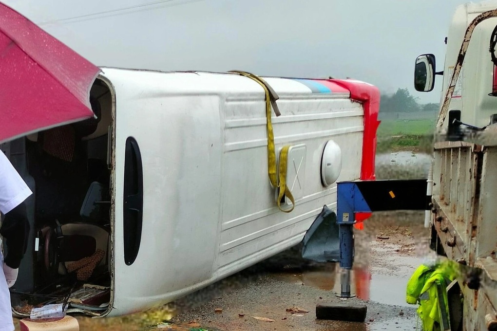 Hiệu trưởng lên tiếng vụ xe chở giáo viên, học sinh tai nạn trên cao tốc - 1 Hiệu trưởng lên tiếng vụ xe chở giáo viên, học sinh tai nạn trên cao tốc - 1