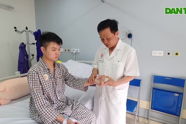 Từ thử thách "mượn tay" đến ca mổ đầu tiên trên thế giới của bác sĩ Việt