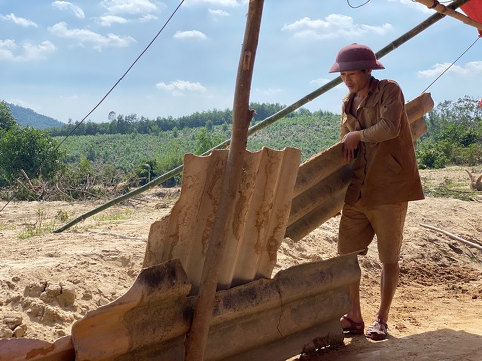 Gia đình bị lũ cuốn trôi nhà được bạn đọc giúp đỡ gần 200 triệu đồng - 1 Gia đình bị lũ cuốn trôi nhà được bạn đọc giúp đỡ gần 200 triệu đồng - 1