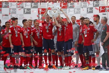 Bayern Munich giương cao Đĩa bạc Bundesliga trong ngày thảm bại