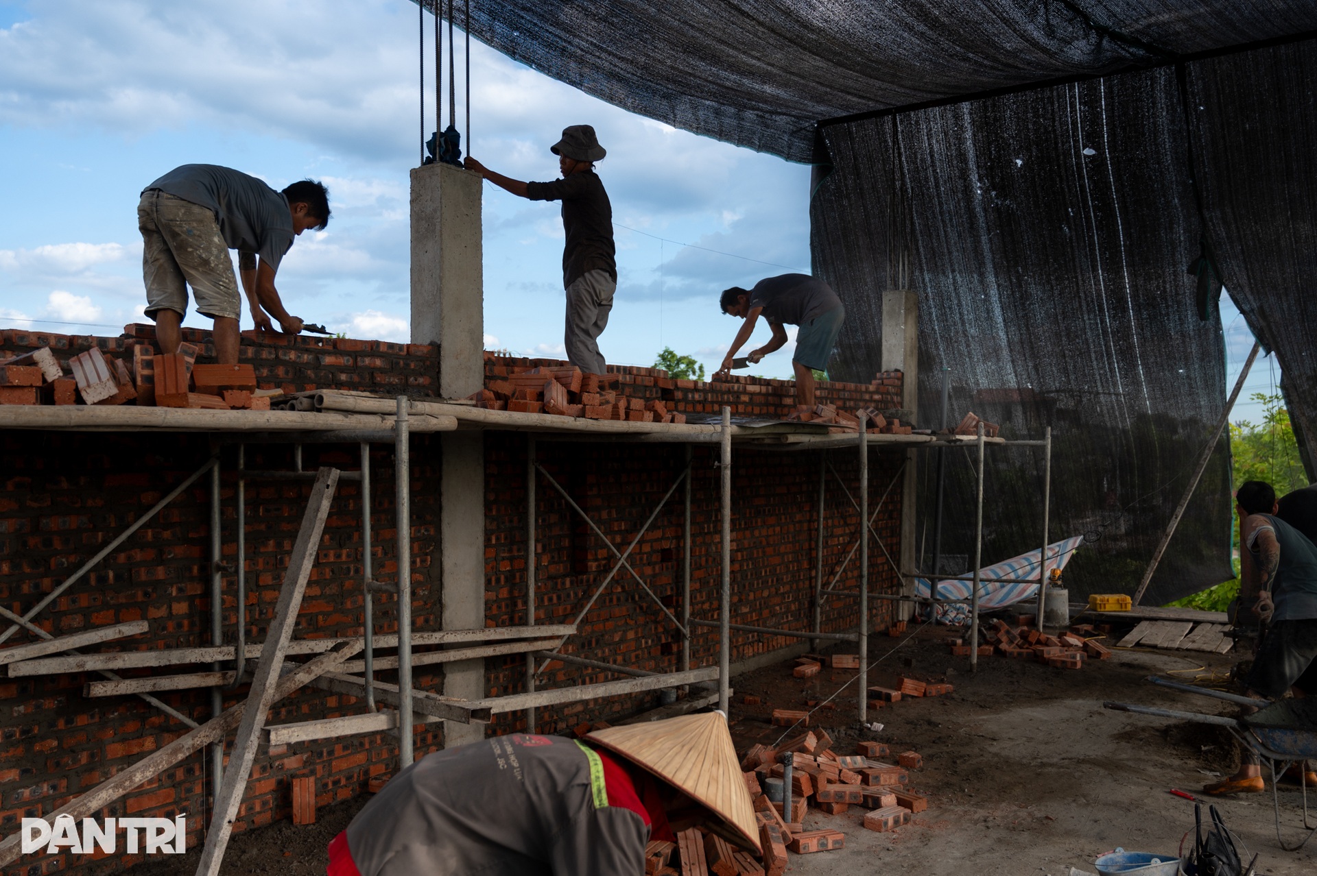 Những ngôi nhà đầu tiên dần thành hình tại khu tái định cư Thư Lâm - 5