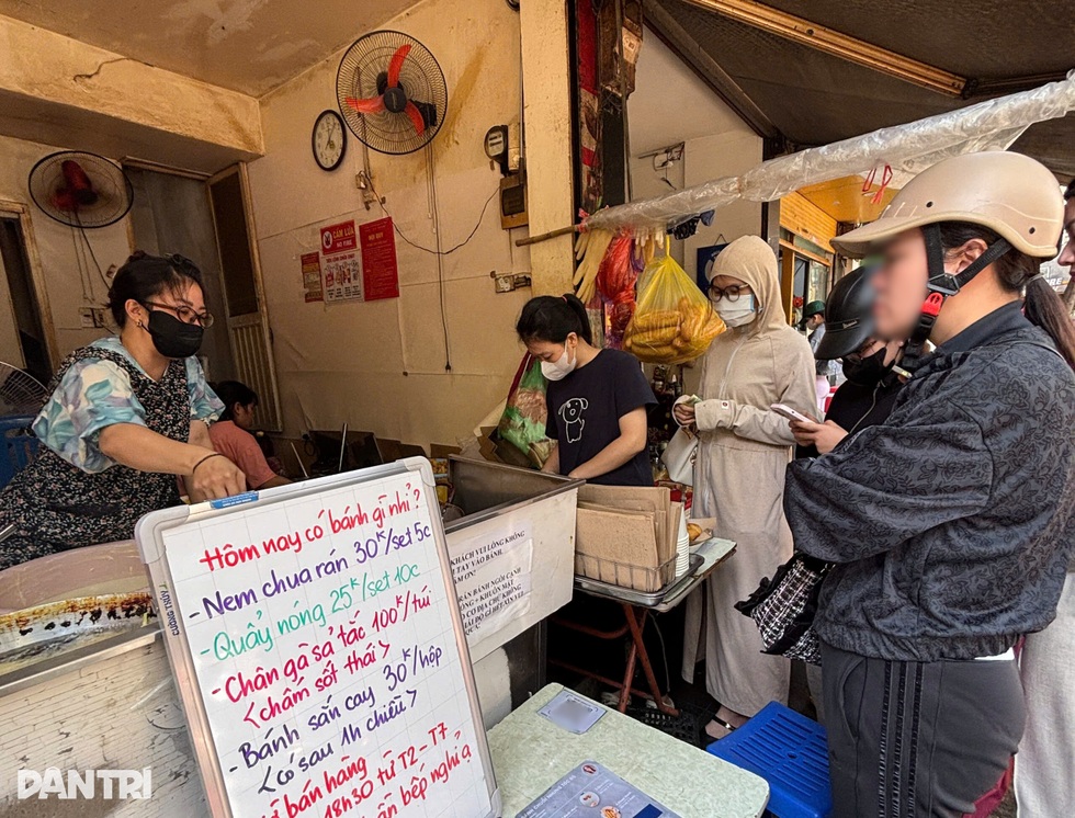 ហាងនំចេកដ៏ចម្រូងចម្រាសនៅទីក្រុងហាណូយ អតិថិជននៅតែរង់ចាំទោះបីជាមិនទាន់ដល់ពេលបើកក៏ដោយ - ៤ Quán bánh chuối gây tranh cãi ở Hà Nội, chưa tới giờ bán, khách vẫn cố chờ - 4