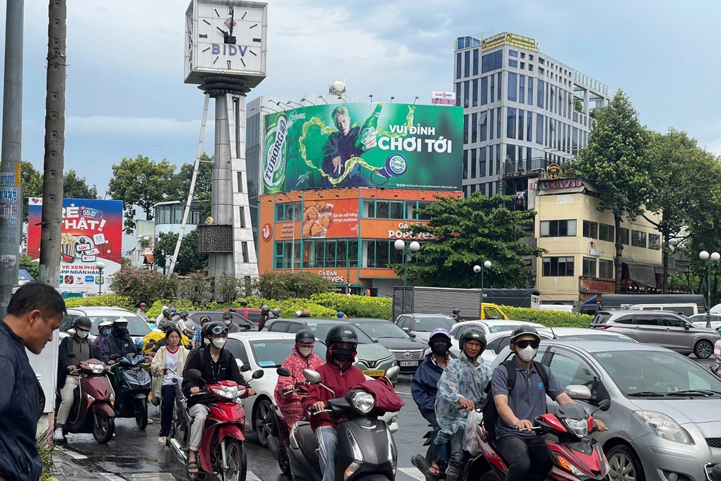 Dân công sở dầm mưa gần 1 tiếng, khổ sở vì trễ hẹn với khách hàng - 2 Dân công sở dầm mưa gần 1 tiếng, khổ sở vì trễ hẹn với khách hàng - 2