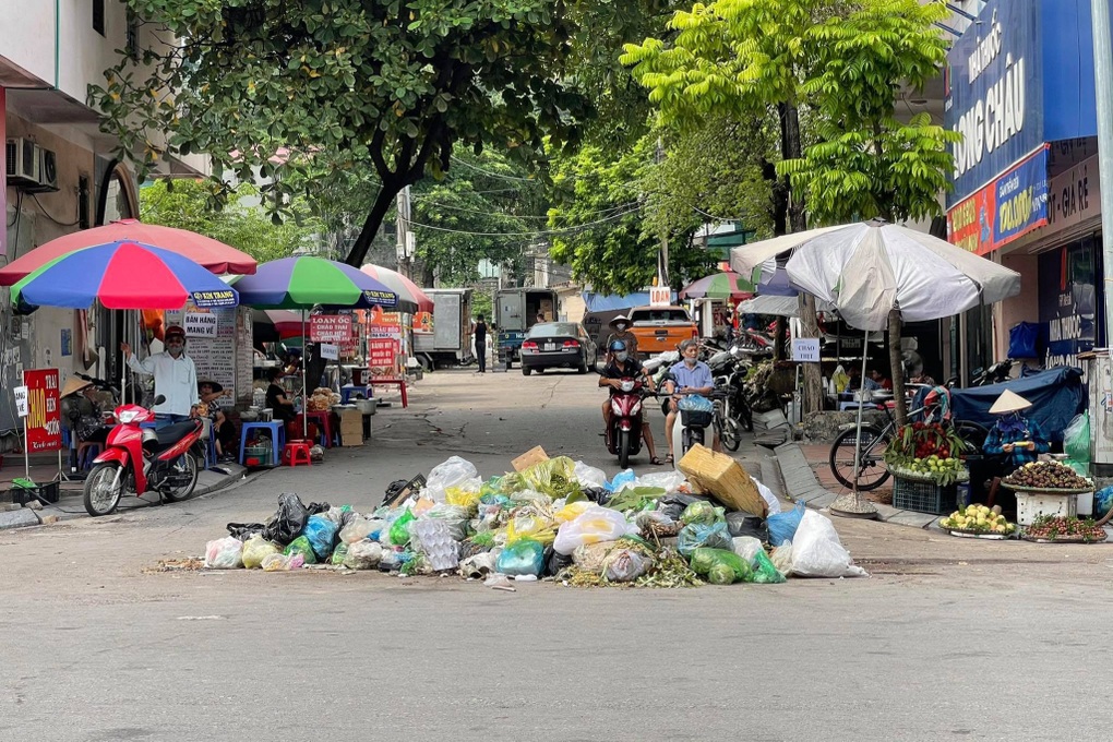 Cần có nghị định 168 để trị hành vi vứt, xả rác bừa bãi - 1 Cần có nghị định 168 để trị hành vi vứt, xả rác bừa bãi - 1