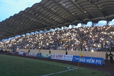 Sân Thiên Trường mất điện, Nam Định thua Quảng Nam phút cuối