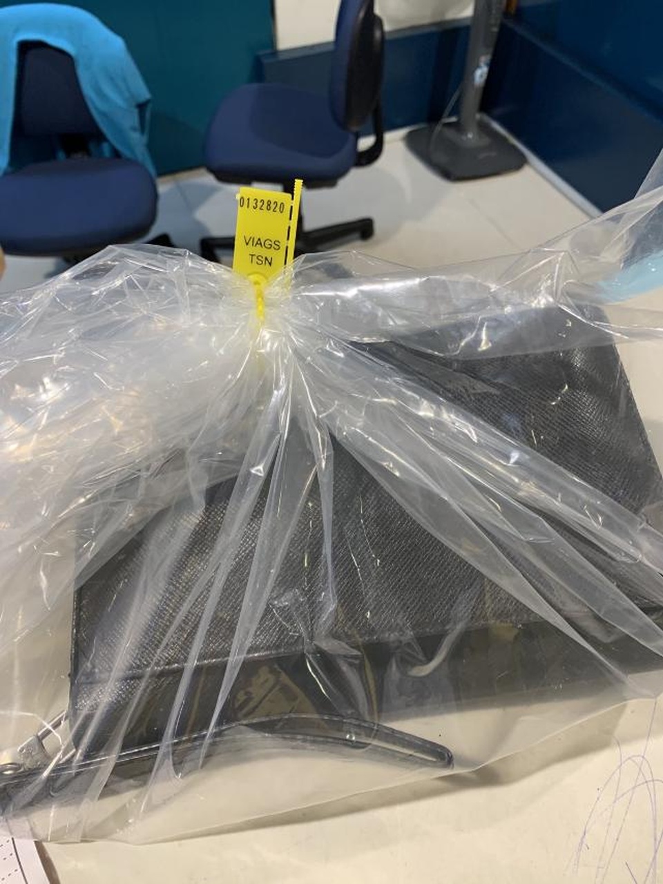 Khách nữ “đãng trí” quên túi xách hàng hiệu và nhiều tài sản trên máy bay - 1 Khách nữ “đãng trí” quên túi xách hàng hiệu và nhiều tài sản trên máy bay - 1