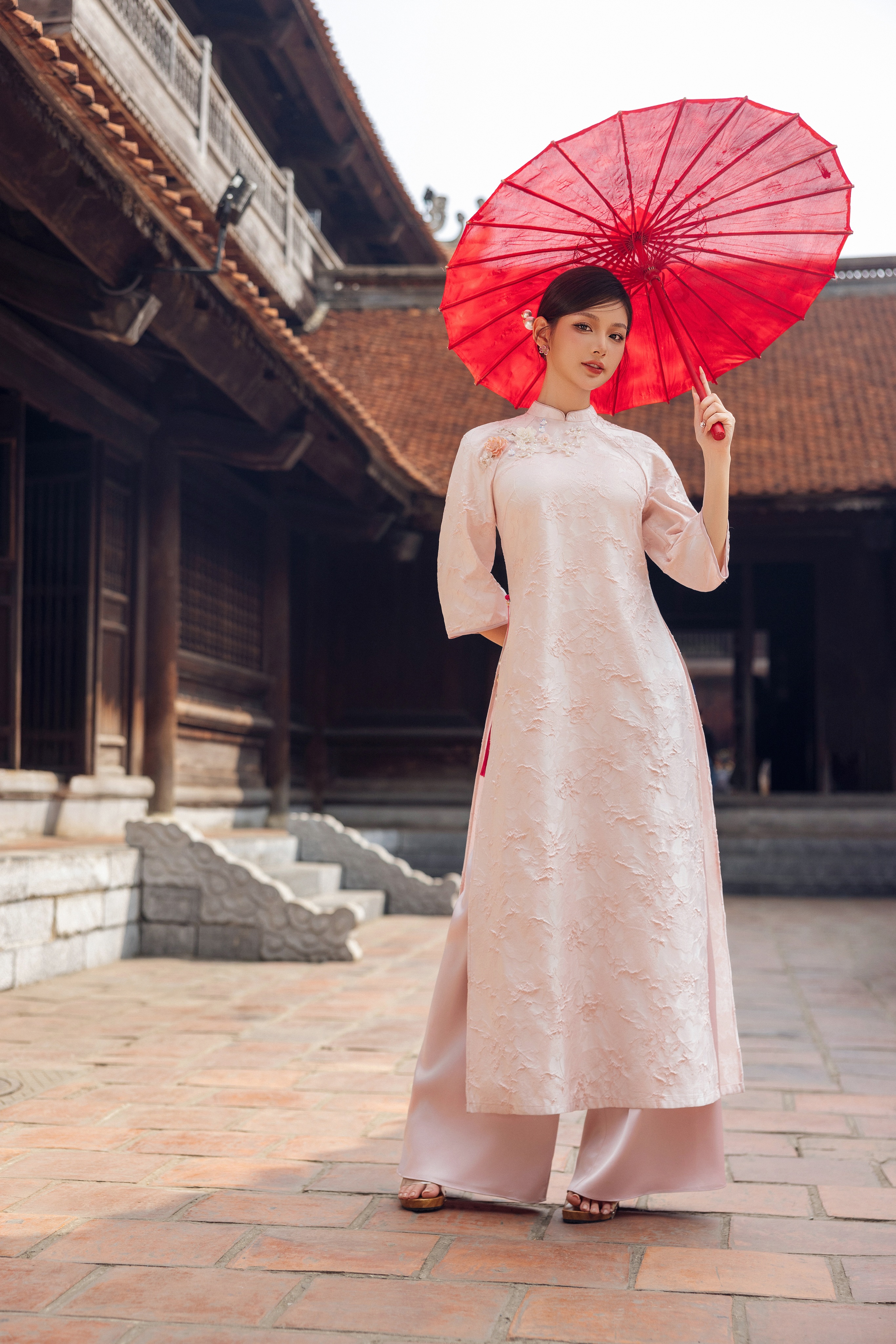 Những mẫu áo dài Tết vừa tinh tế, vừa tôn dáng cho phái đẹp - 3 Những mẫu áo dài Tết vừa tinh tế, vừa tôn dáng cho phái đẹp - 3