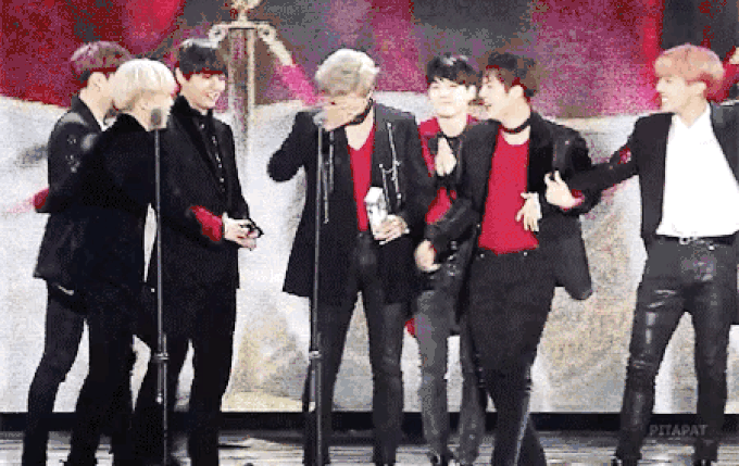 Concert đen tối năm 2016 của BTS: RM bị “ném đá”, giễu cợt khi mơ ước được Daesang, cả nhóm bị “tổng tấn công” với cáo buộc đạo nhái - Ảnh 9. Concert đen tối năm 2016 của BTS: RM bị “ném đá”, giễu cợt khi mơ ước được Daesang, cả nhóm bị “tổng tấn công” với cáo buộc đạo nhái - Ảnh 9.