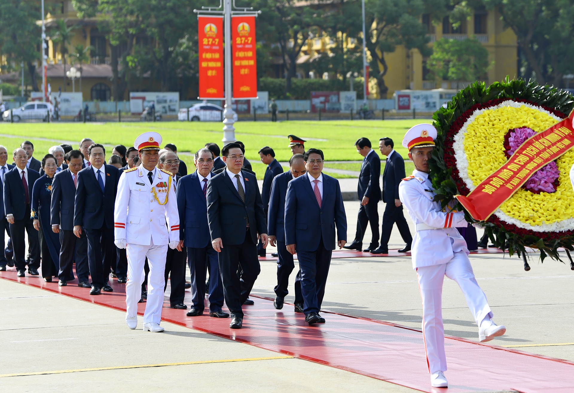 Lãnh đạo Đảng, Nhà nước dâng hương tưởng niệm các anh hùng liệt sĩ - 6 Lãnh đạo Đảng, Nhà nước dâng hương tưởng niệm các anh hùng liệt sĩ - 6