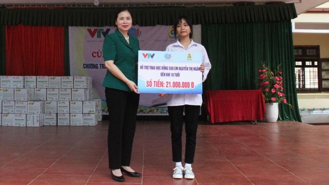 Đồng chí Nguyễn Thị Bích Hợp, Phó Chủ tịch Công đoàn Giáo dục Việt Nam trao học bổng cho em Nguyễn Thị Ngân.