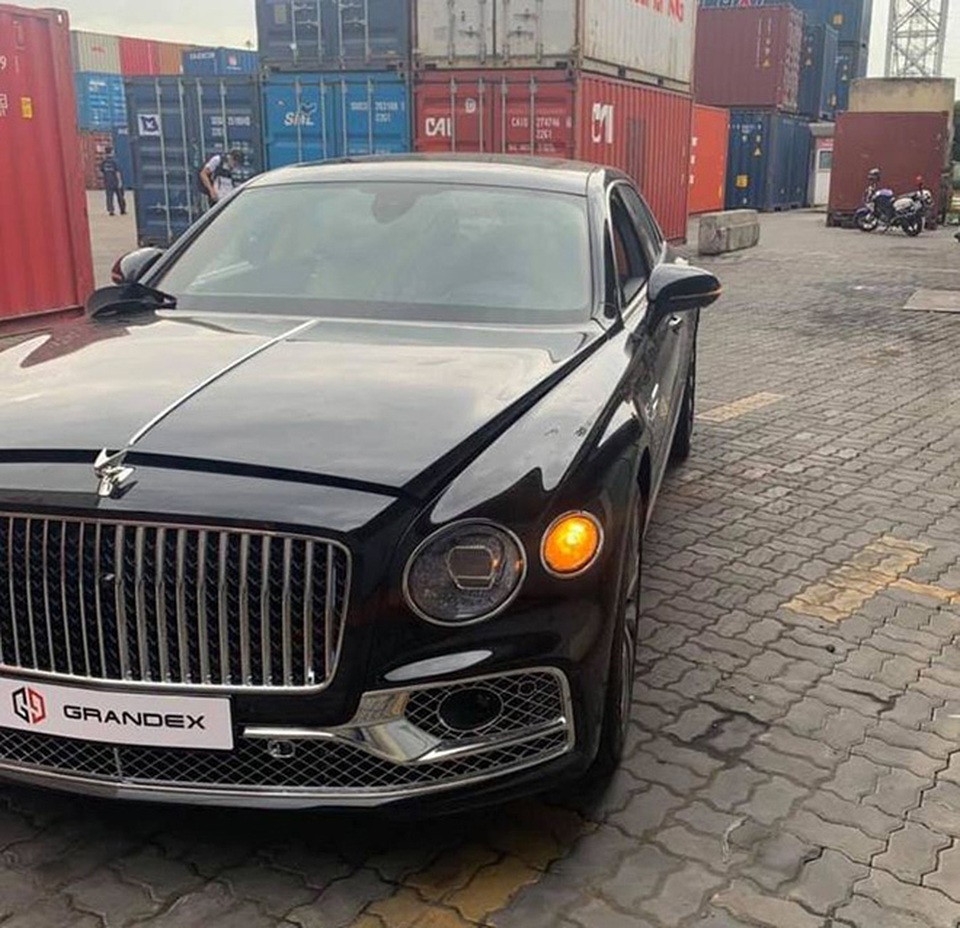 Cận Tết, siêu xe, xe sang liên tục cập cảng phục vụ nhà giàu Việt - 1 Cận Tết, siêu xe, xe sang liên tục cập cảng phục vụ nhà giàu Việt - 1