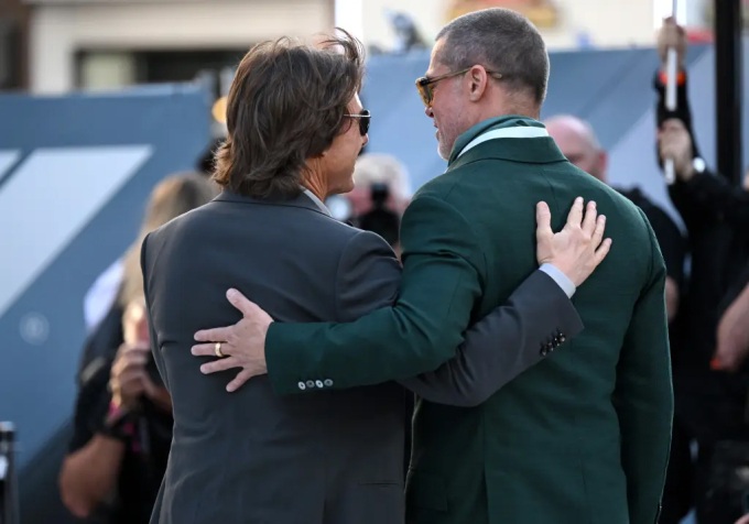 Khoảnh khắc Tom Cruise và Brad Pitt tái ngộ sau 24 năm gây sốt - 3 Khoảnh khắc Tom Cruise và Brad Pitt tái ngộ sau 24 năm gây sốt - 3