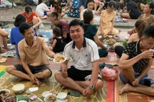 Nhận tiền 100.000 đồng, cả xóm căng bạt làm hàng chục mâm mở tiệc mừng 2/9