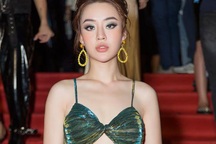 Hoàng Hải Thu diện trang phục gợi cảm, khoe vòng eo “con kiến”