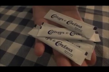 Nhà hàng tràn ngập bao cao su ở khắp nơi, khách đến ăn được tặng bao cao su mang về