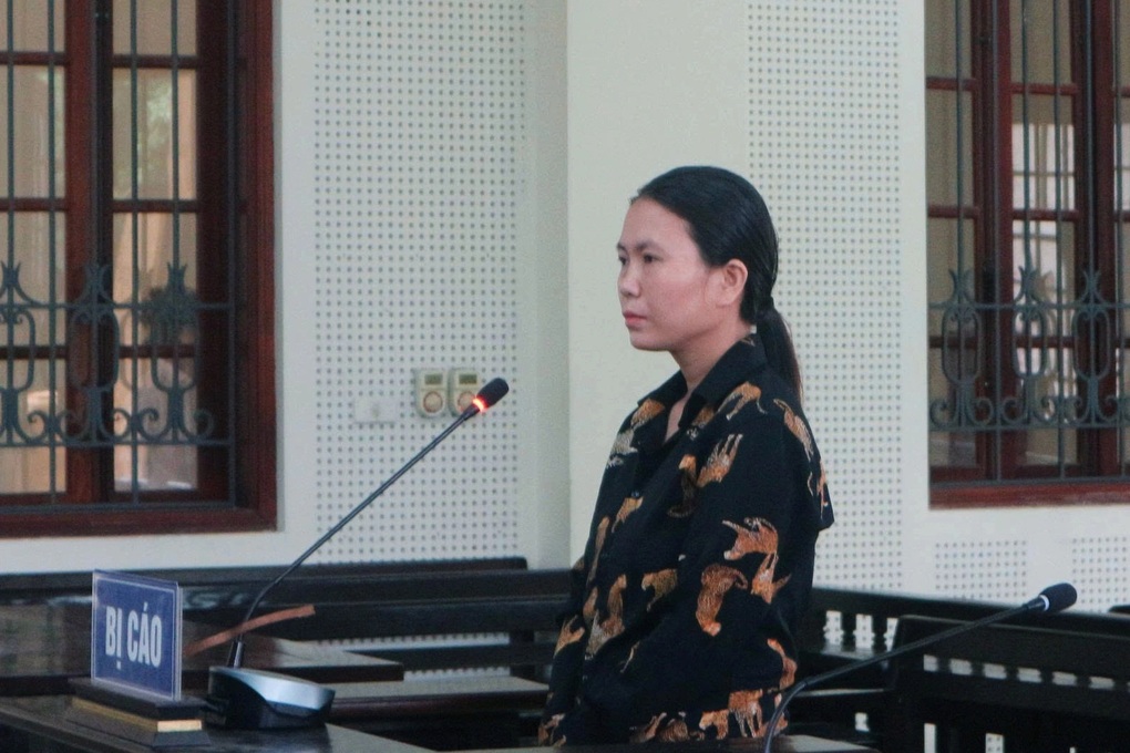 Người phụ nữ bán hoa quả chiếm đoạt 10 cây vàng - 1 Người phụ nữ bán hoa quả chiếm đoạt 10 cây vàng - 1