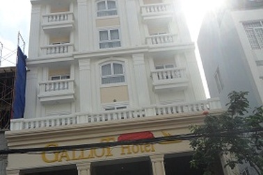 Nam du khách người Nga nhảy lầu tự vẫn