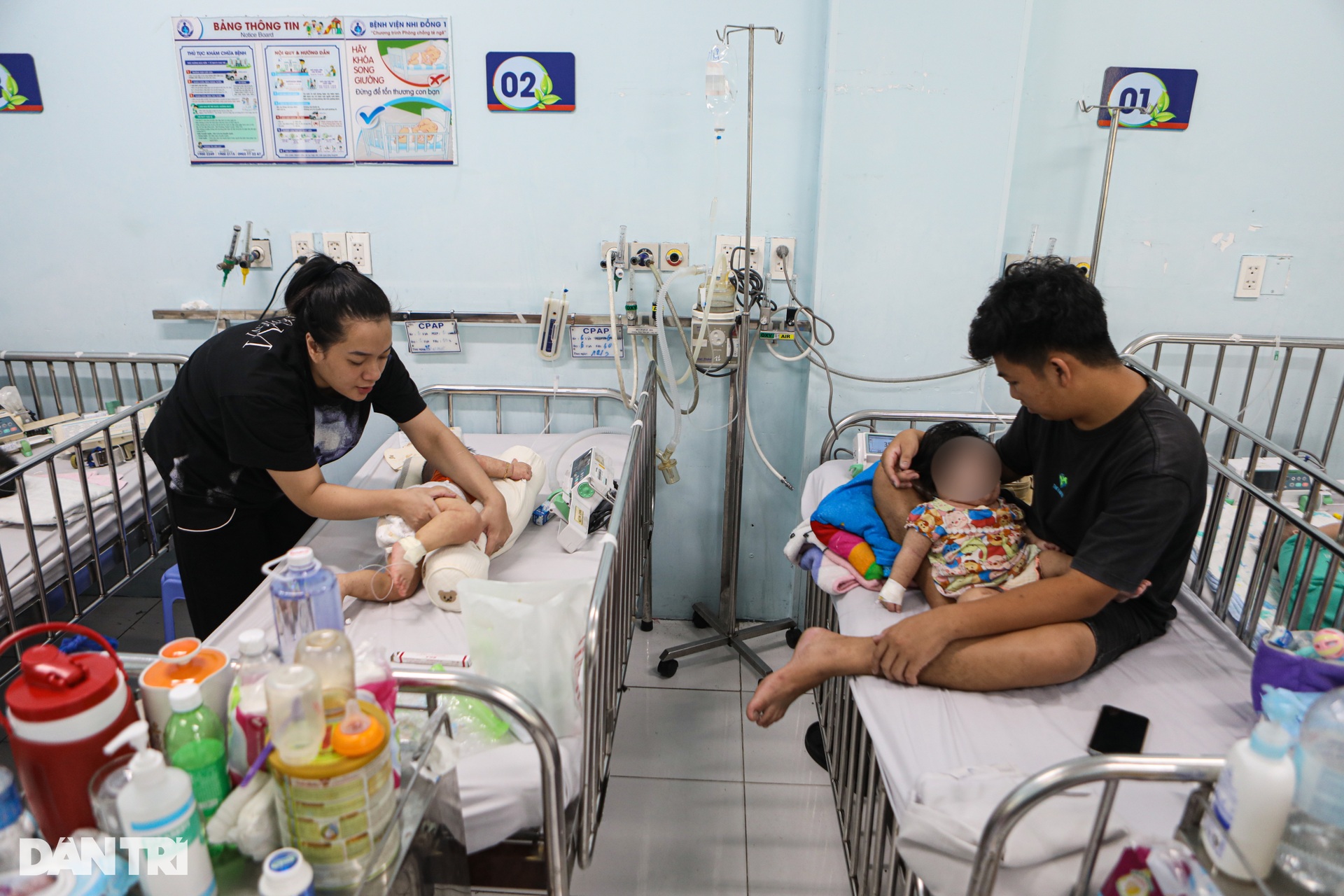 Những em bé đeo ống thở, mệt nhoài trong viện vì không tiêm vaccine sởi - 5 Những em bé đeo ống thở, mệt nhoài trong viện vì không tiêm vaccine sởi - 5