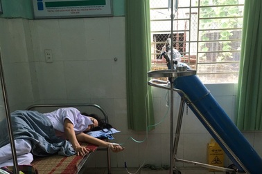 Chống dịch Covid-19, nữ nhân viên y tế Đà Nẵng ngất xỉu vì quá sức