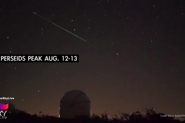 Khoảnh khắc mưa sao băng tuyệt đẹp trên bầu trời đêm