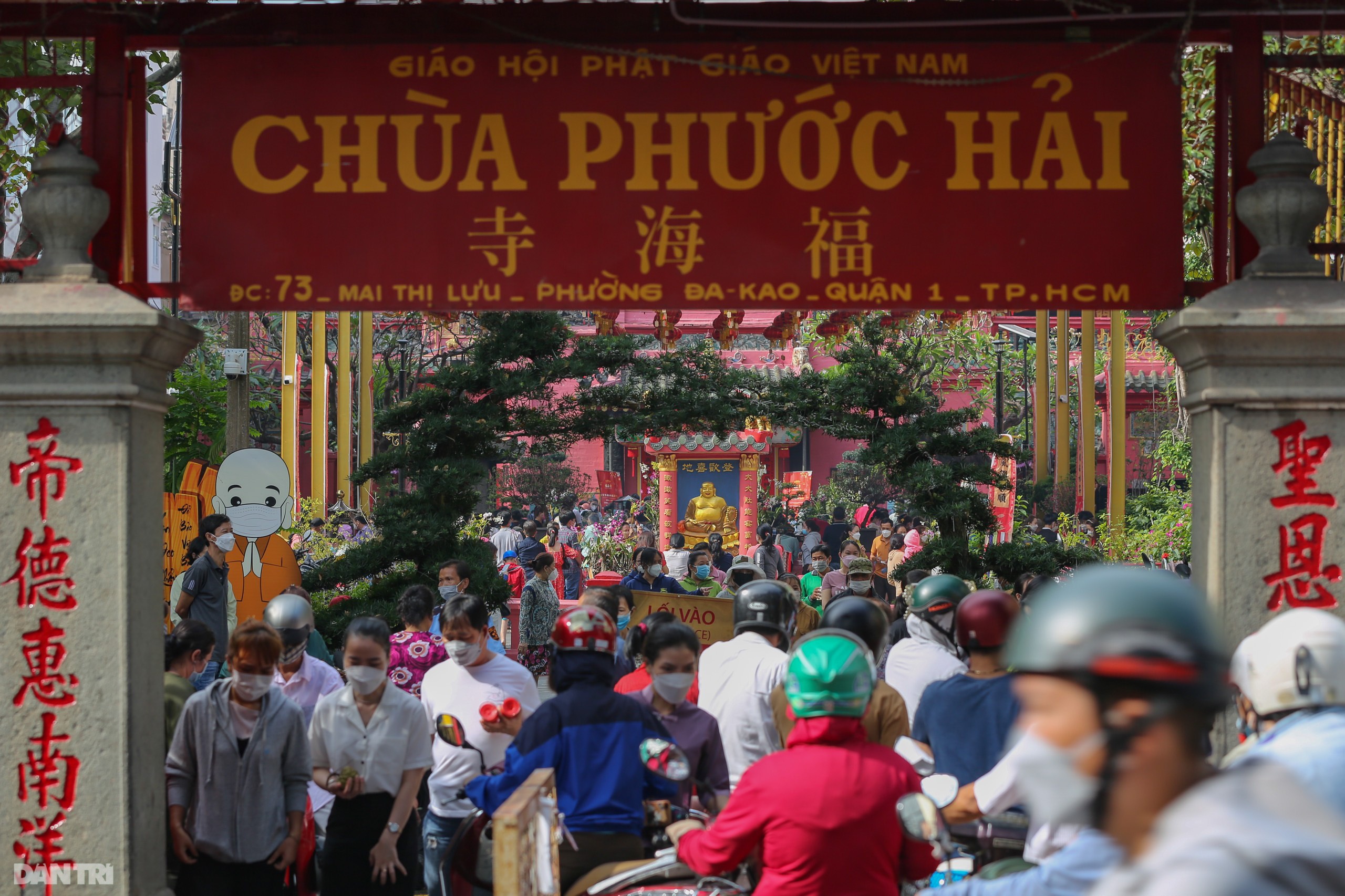 Người dân TPHCM đổ xô đi cúng vía Ngọc Hoàng Thượng Đế - 15 Người dân TPHCM đổ xô đi cúng vía Ngọc Hoàng Thượng Đế - 15