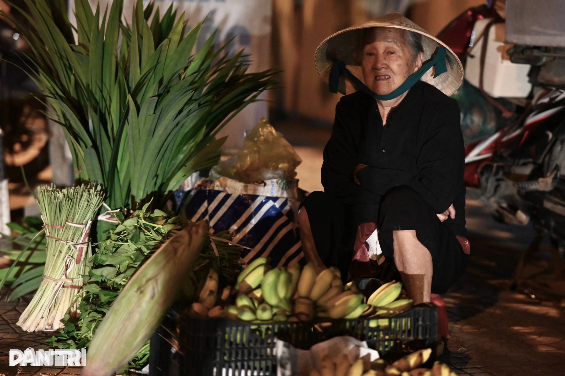 Người dân TPHCM đốt lửa sưởi ấm khi nhiệt độ xuống 19 độ C - 2