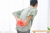 Xương "kêu cứu" vì thói quen cứ nhức mỏi lại uống thuốc giảm đau