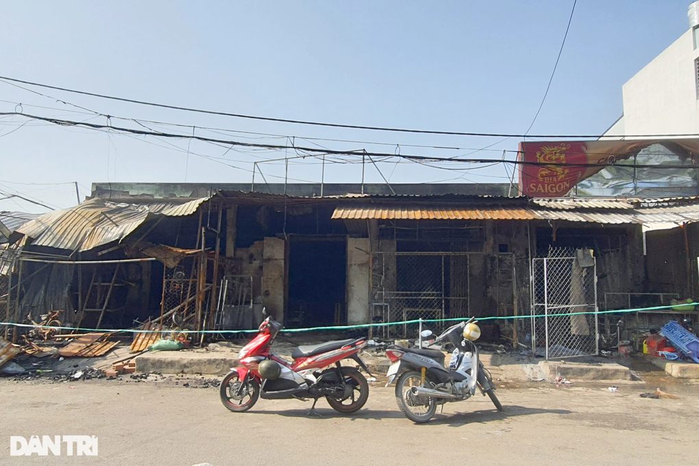Lửa bao trùm nhiều ki ốt ở vùng ven TPHCM - 2 Lửa bao trùm nhiều ki ốt ở vùng ven TPHCM - 2