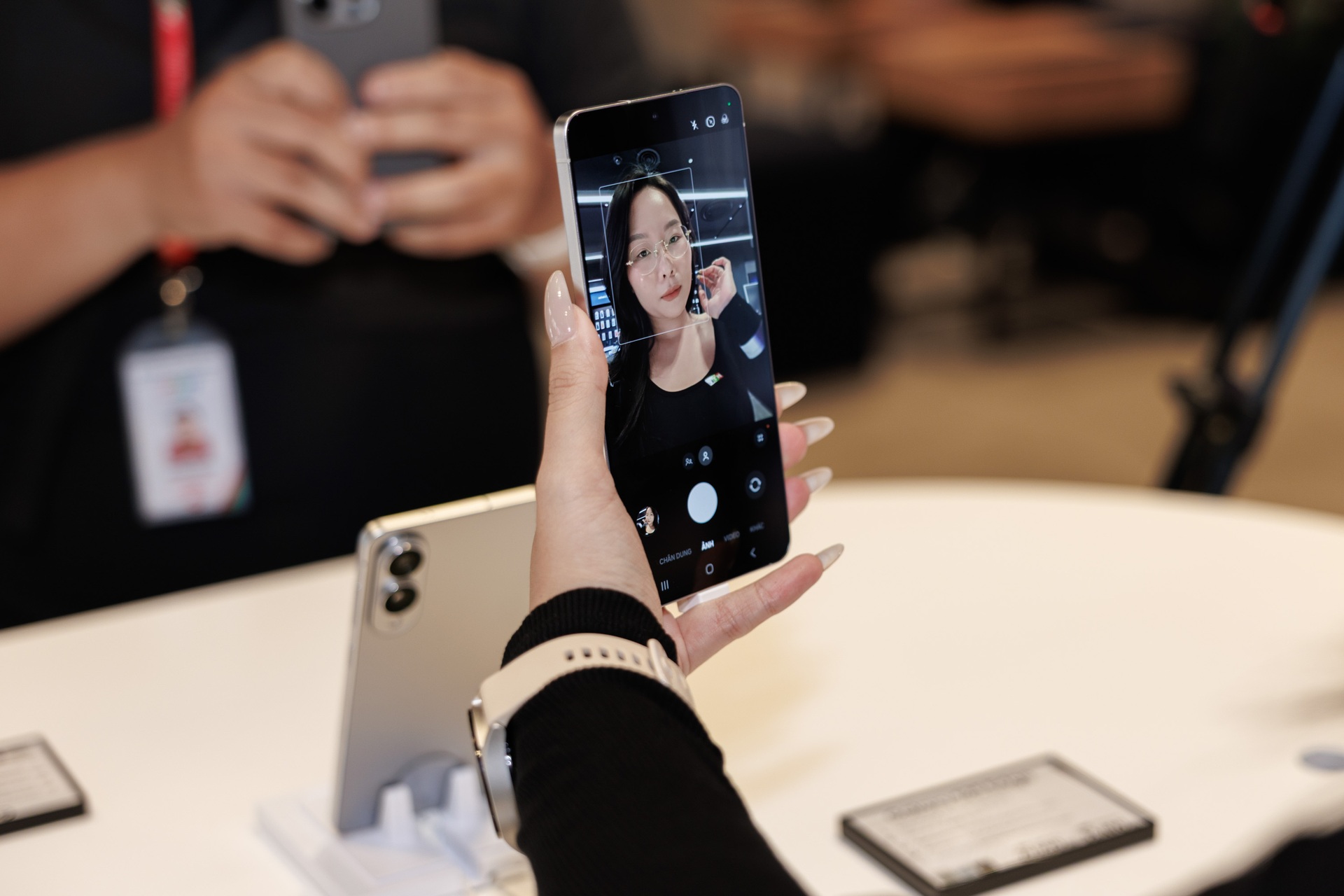 Cận cảnh chiếc Galaxy S mỏng nhất của Samsung - 8 Cận cảnh chiếc Galaxy S mỏng nhất của Samsung - 8