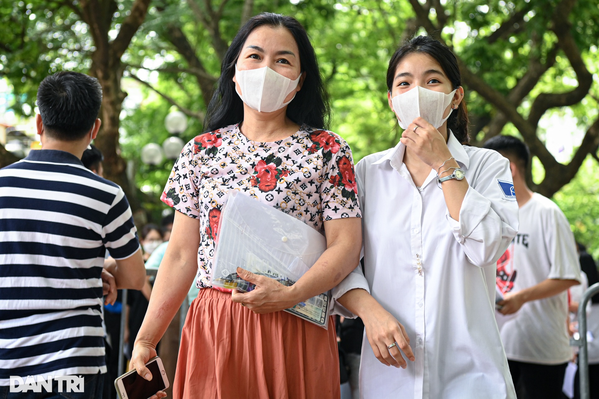 Phụ huynh tay bắt mặt mừng, ôm chầm lấy con khi kết thúc thi môn Ngữ văn - 8 Phụ huynh tay bắt mặt mừng, ôm chầm lấy con khi kết thúc thi môn Ngữ văn - 8