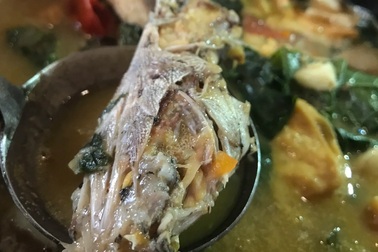 Vừa đến đất Quảng Ninh, khách đã giục nhà hàng om mấy nồi cá ba gai chuối đậu