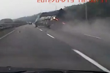 Rùng mình cảnh xe tải nổ lốp khi đang chạy