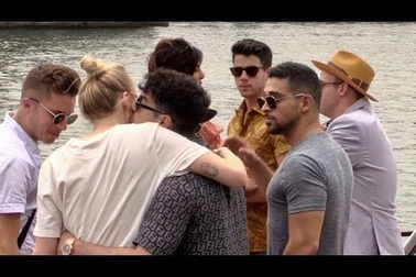 Gia đình Jonas thư giãn trên du thuyền